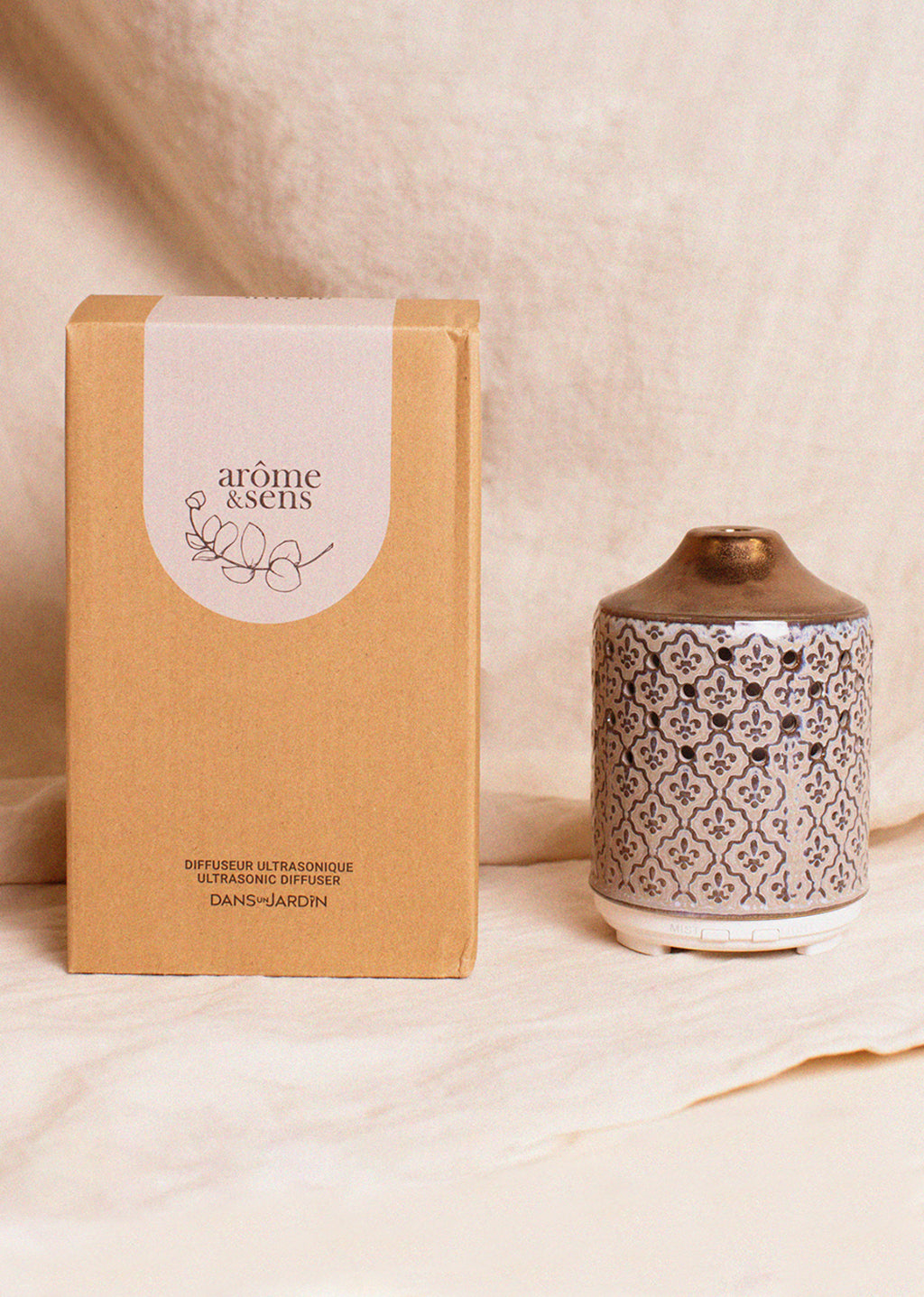 Ceramic diffuser, lily pattern